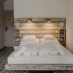 Feszek -etel Es Hotel-zanka Hotel