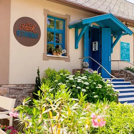 Feszek -etel Es Hotel- *