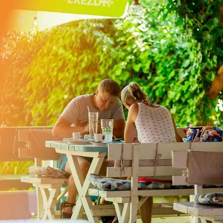 Feszek -etel Es Hotel- فندق