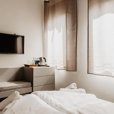 Feszek -etel Es Hotel- *