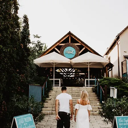 Feszek -etel Es Hotel-