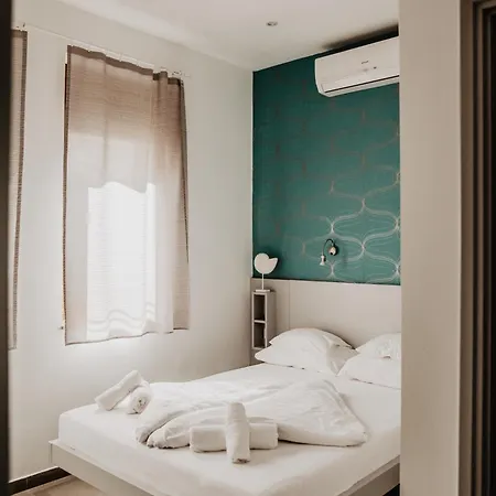 Feszek -etel Es Hotel- *