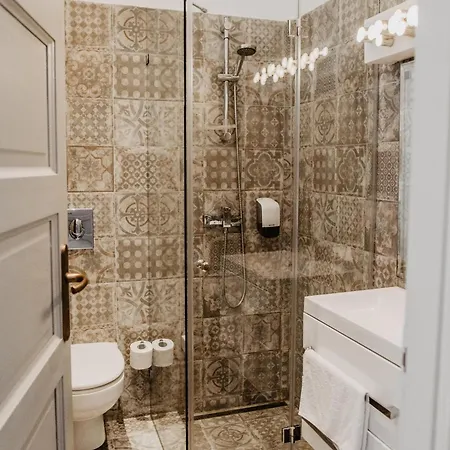 Feszek -etel Es Hotel- * Balatonszárszó