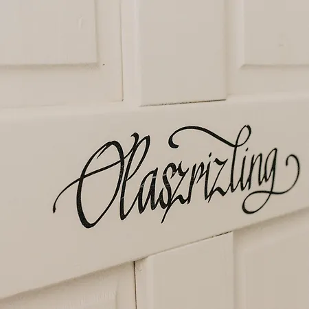 Feszek -etel Es Hotel-