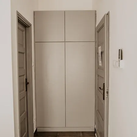 Feszek -etel Es Hotel- *