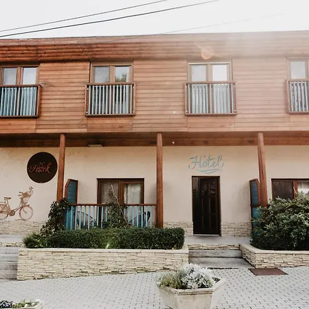 Hotel Feszek -etel Es Hotel-zanka