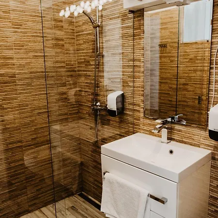 Hotel Feszek -etel Es Hotel- *