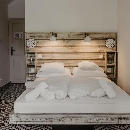 Feszek -etel Es Hotel-zanka מלון