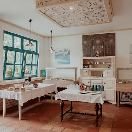 Feszek -etel Es Hotel-zanka מלון Zánka