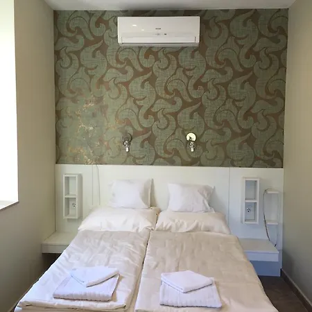 Feszek -etel Es Hotel- Zanka