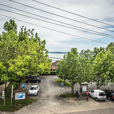 Feszek -etel Es Hotel- Hotel *