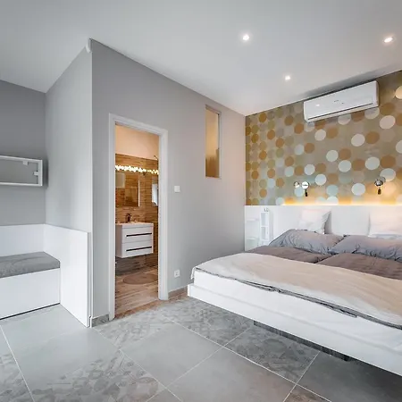 Feszek -etel Es Hotel- *