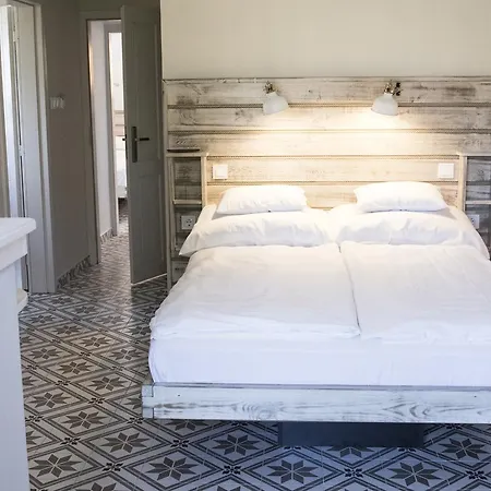 Hotel Feszek -etel Es Hotel- Balatonszárszó