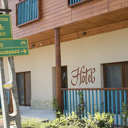 Feszek -etel Es Hotel- Hotel *