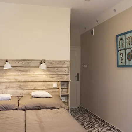 Feszek -etel Es Hotel- *