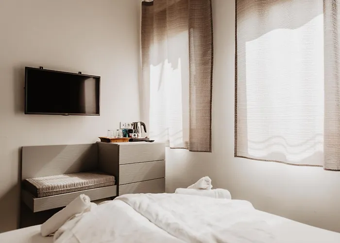 Feszek -etel Es Hotel- *