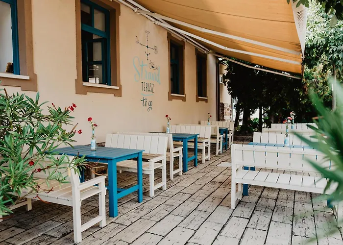 Feszek -etel Es Hotel- *