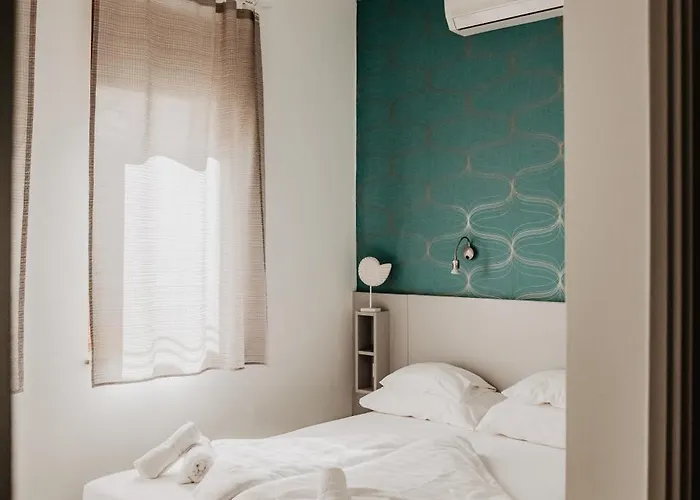 Feszek -etel Es Hotel- *