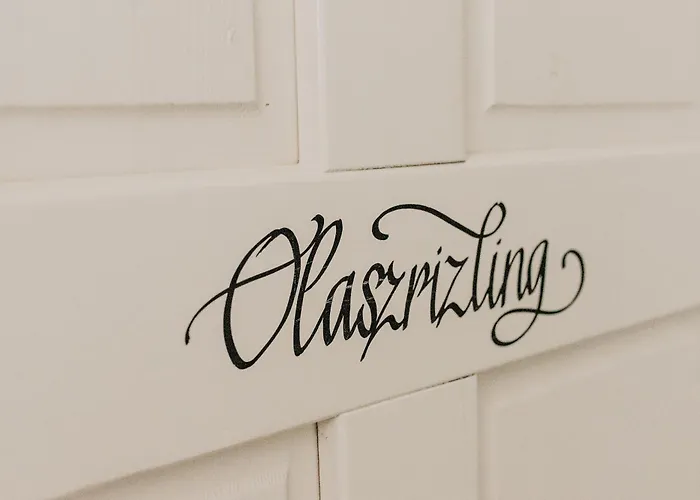 Feszek -etel Es Hotel-