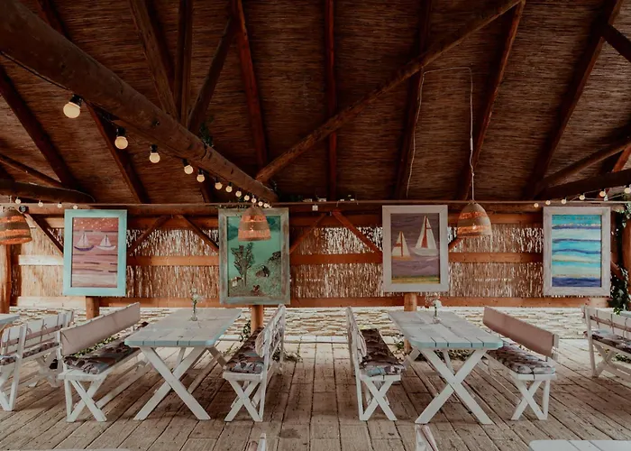 מלון Feszek -etel Es Hotel-