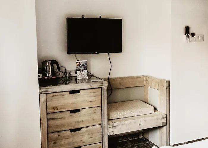 Feszek -etel Es Hotel- * Balatonszemes