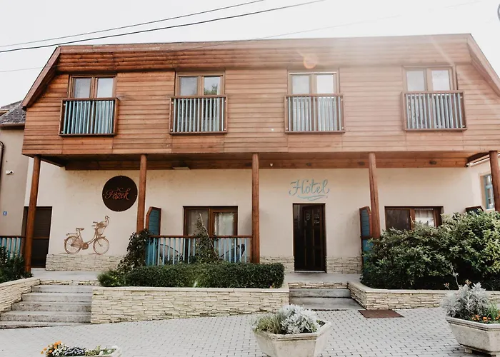 Отель Feszek -etel Es Hotel-bed & Breakfast - Bike Point