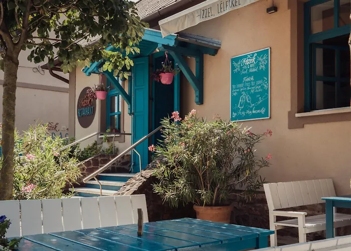 מלון Feszek -etel Es Hotel- Balatonszárszó