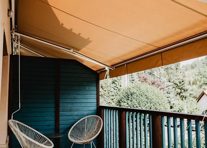 Feszek -etel Es Hotel- *