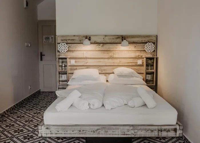 Feszek -etel Es Hotel-bed & Breakfast - Bike Point Ξενοδοχείο