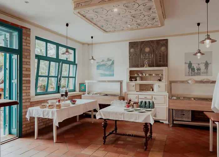 Feszek -etel Es Hotel- מלון Balatonszárszó