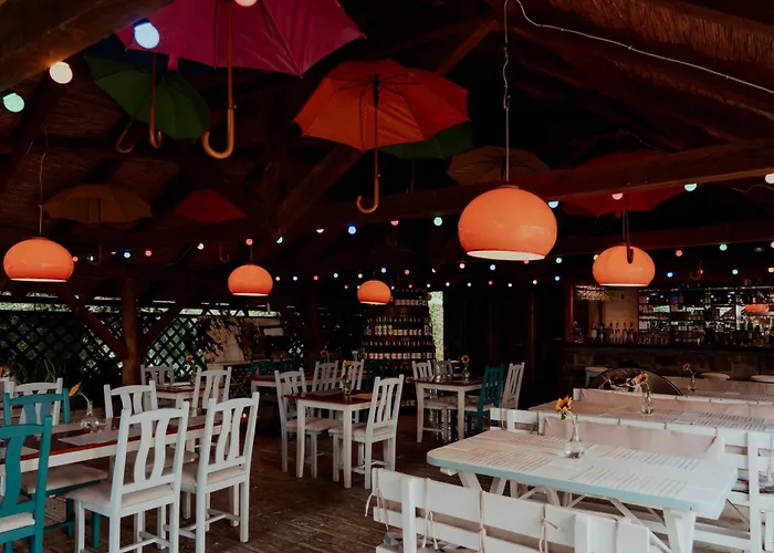 מלון Feszek -etel Es Hotel- Balatonszárszó