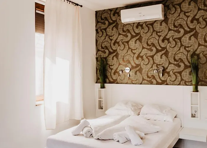 מלון Feszek -etel Es Hotel- Balatonszárszó