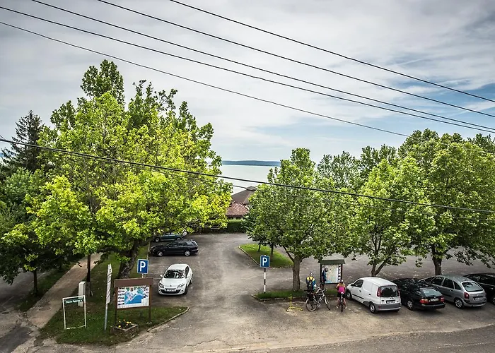 Feszek -etel Es Hotel-bed & Breakfast - Bike Point Отель *