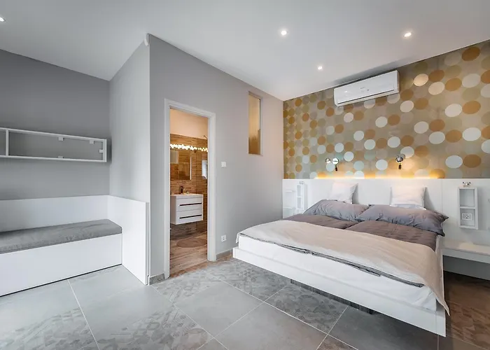 Feszek -etel Es Hotel- *