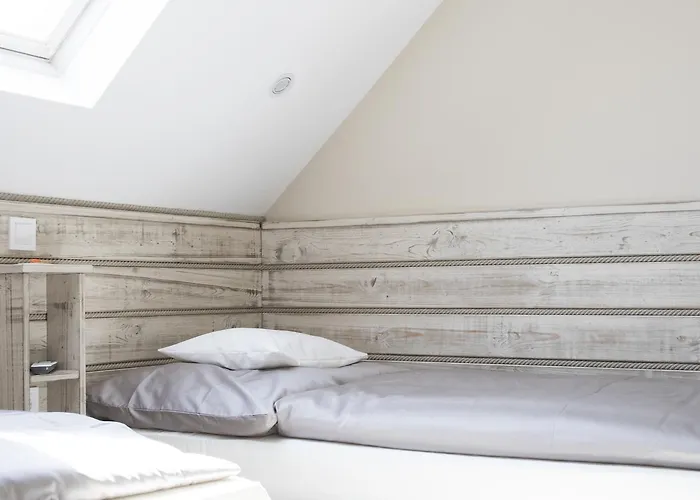 Feszek -etel Es Hotel- מלון Balatonszárszó