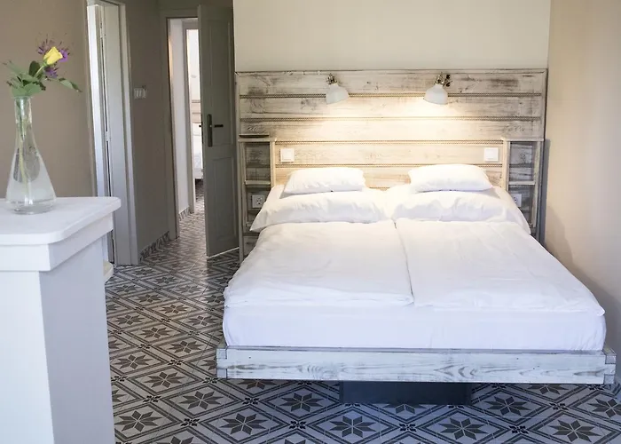 מלון Feszek -etel Es Hotel- Balatonszárszó