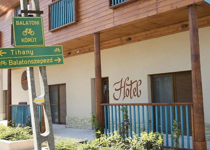 Feszek -etel Es Hotel-bed & Breakfast - Bike Point Отель *