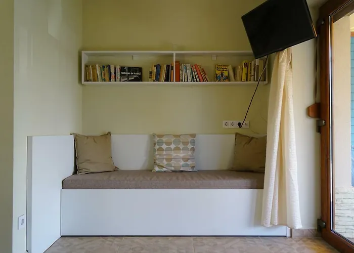 Feszek -etel Es Hotel- מלון