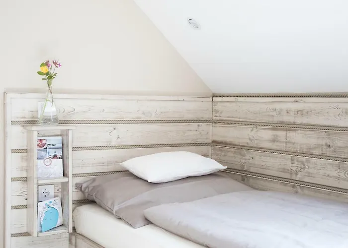 Feszek -etel Es Hotel- מלון *