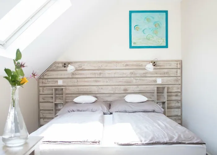 Feszek -etel Es Hotel- *